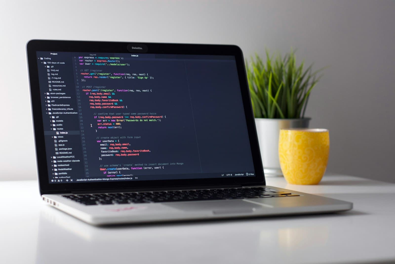 Écran affichant du code, sur un poste de travail de développeur
